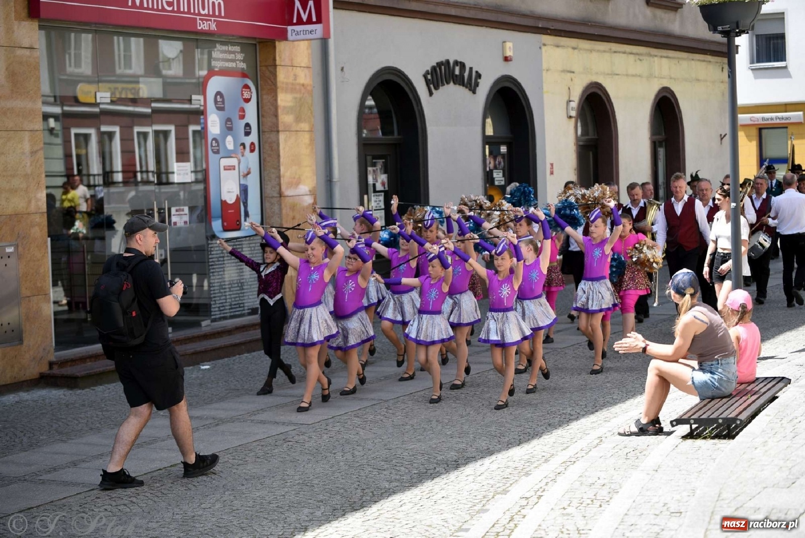 Zdjęcie w galerii na portalu naszraciborz.pl: Goście ogródków zaskoczeni. Widowisko historyczne w centrum Raciborza [FOTO i WIDEO] wiadomości z regionu