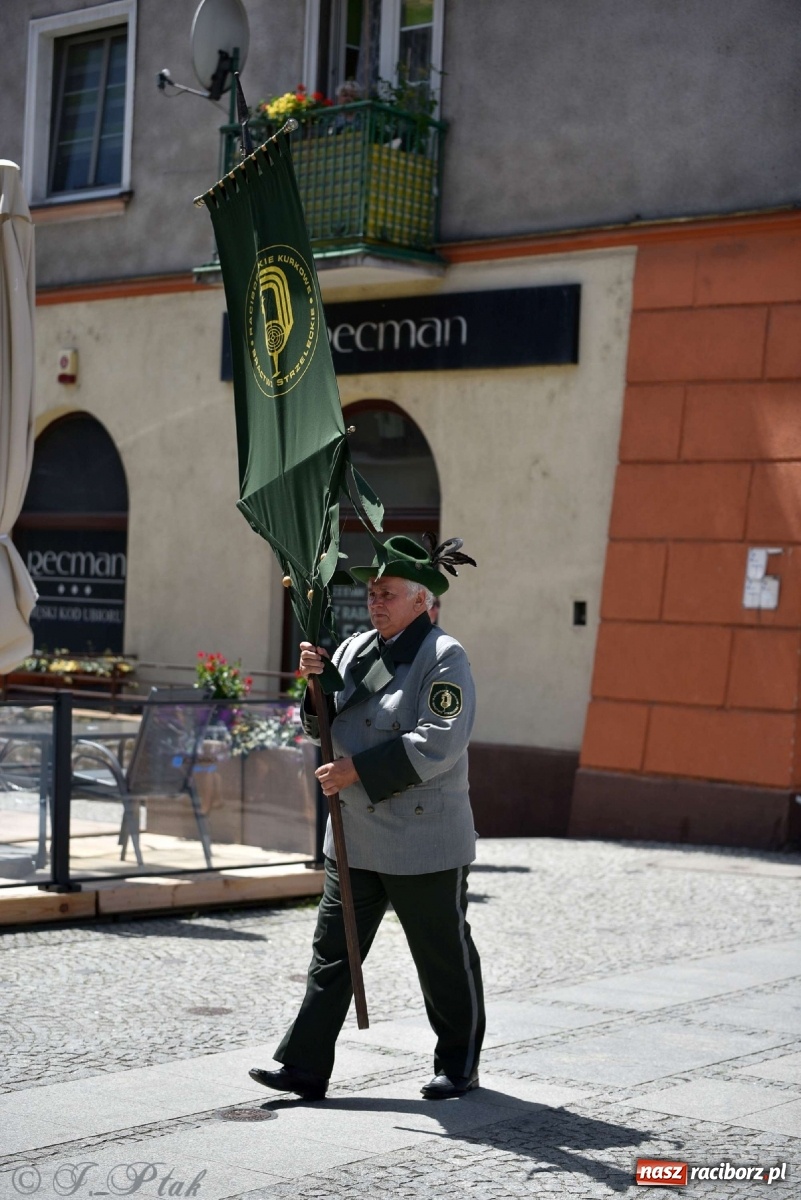 Zdjęcie w galerii na portalu naszraciborz.pl: Goście ogródków zaskoczeni. Widowisko historyczne w centrum Raciborza [FOTO i WIDEO] wiadomości z regionu