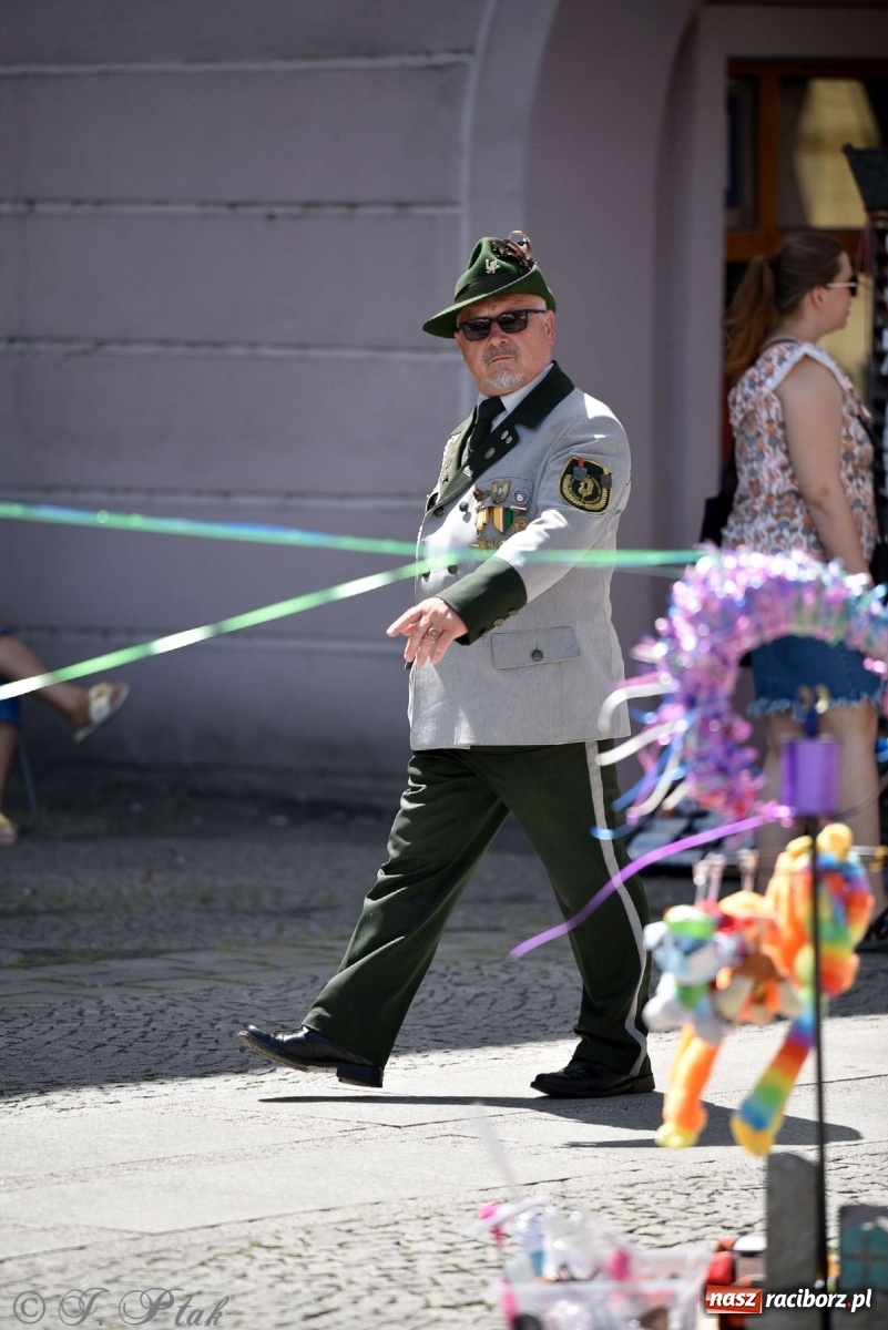 Zdjęcie w galerii na portalu naszraciborz.pl: Goście ogródków zaskoczeni. Widowisko historyczne w centrum Raciborza [FOTO i WIDEO] wiadomości z regionu