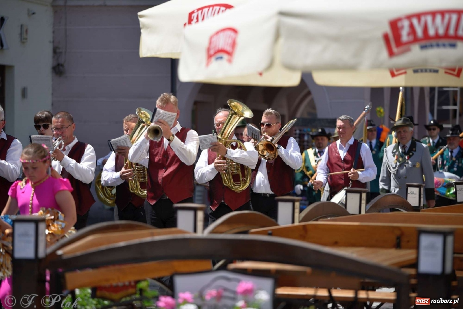 Zdjęcie w galerii na portalu naszraciborz.pl: Goście ogródków zaskoczeni. Widowisko historyczne w centrum Raciborza [FOTO i WIDEO] wiadomości z regionu