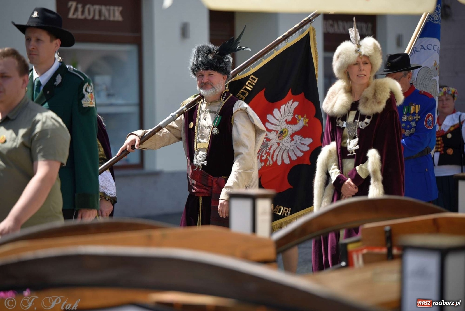 Zdjęcie w galerii na portalu naszraciborz.pl: Goście ogródków zaskoczeni. Widowisko historyczne w centrum Raciborza [FOTO i WIDEO] wiadomości z regionu