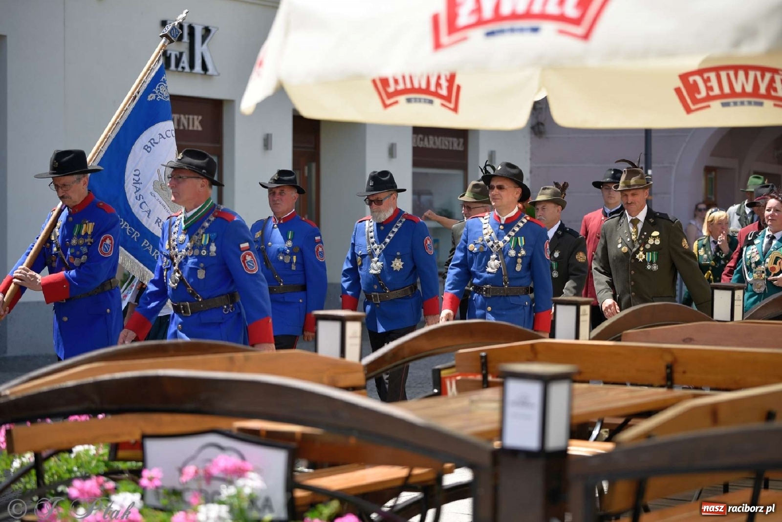 Zdjęcie w galerii na portalu naszraciborz.pl: Goście ogródków zaskoczeni. Widowisko historyczne w centrum Raciborza [FOTO i WIDEO] wiadomości z regionu