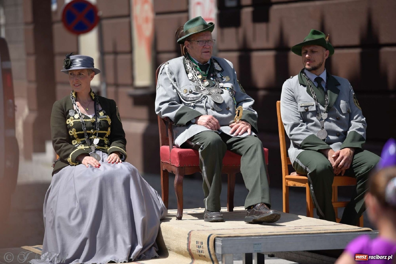 Zdjęcie w galerii na portalu naszraciborz.pl: Goście ogródków zaskoczeni. Widowisko historyczne w centrum Raciborza [FOTO i WIDEO] wiadomości z regionu