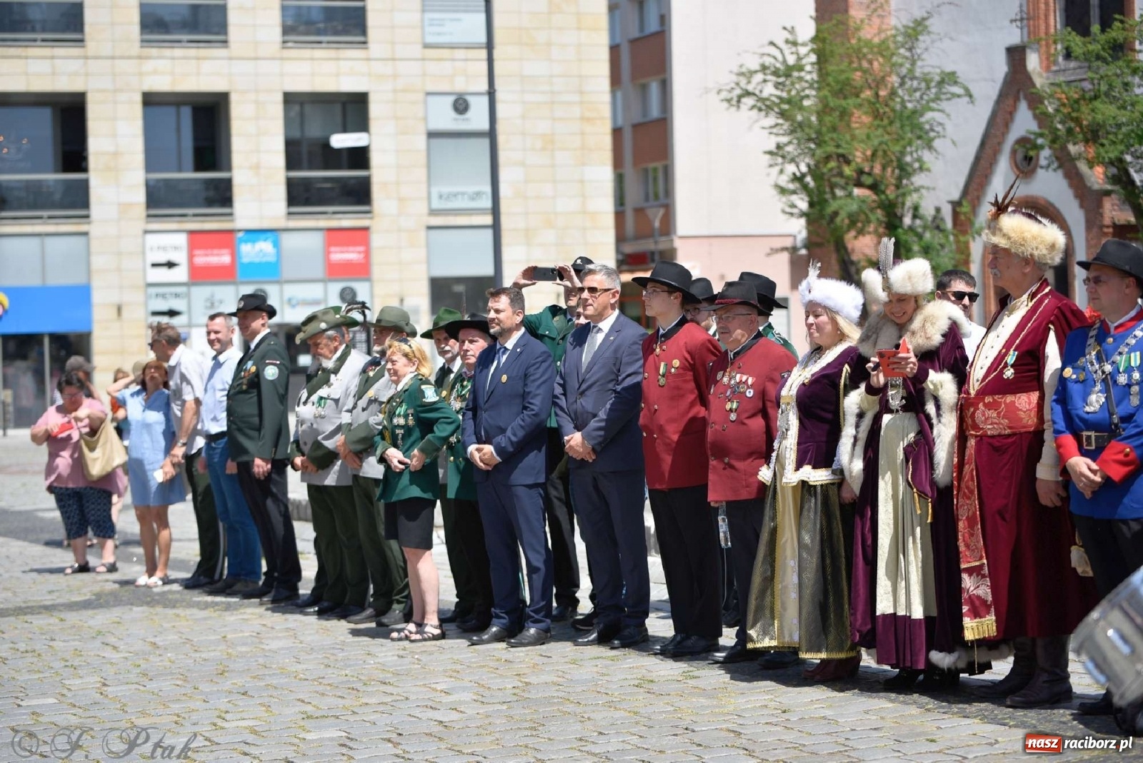 Zdjęcie w galerii na portalu naszraciborz.pl: Goście ogródków zaskoczeni. Widowisko historyczne w centrum Raciborza [FOTO i WIDEO] wiadomości z regionu