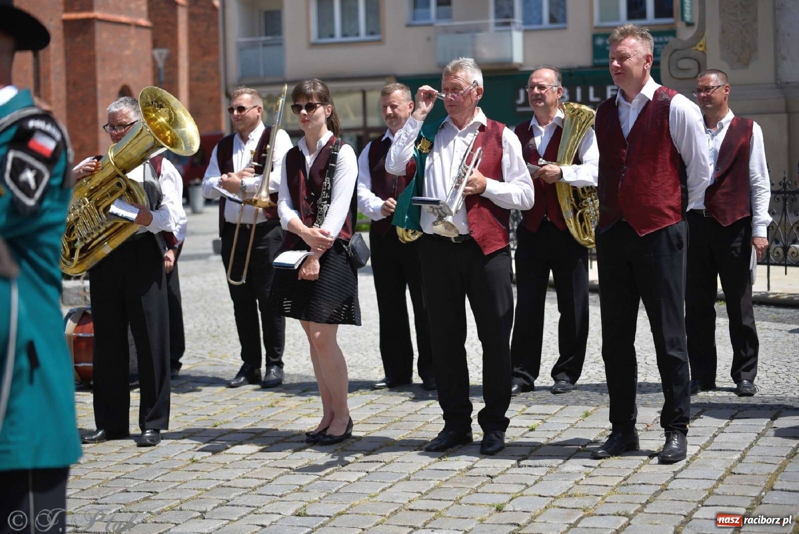 Zdjęcie w galerii na portalu naszraciborz.pl: Goście ogródków zaskoczeni. Widowisko historyczne w centrum Raciborza [FOTO i WIDEO] wiadomości z regionu
