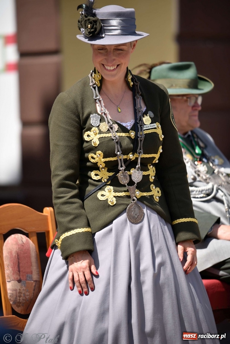 Zdjęcie w galerii na portalu naszraciborz.pl: Goście ogródków zaskoczeni. Widowisko historyczne w centrum Raciborza [FOTO i WIDEO] wiadomości z regionu