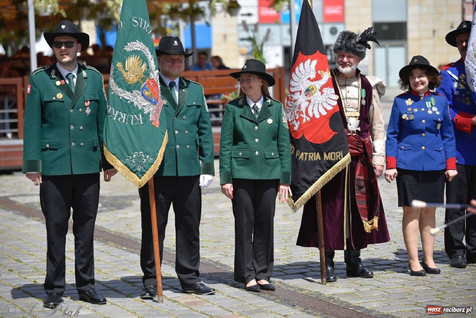 Zdjęcie w galerii na portalu naszraciborz.pl: Goście ogródków zaskoczeni. Widowisko historyczne w centrum Raciborza [FOTO i WIDEO] wiadomości z regionu
