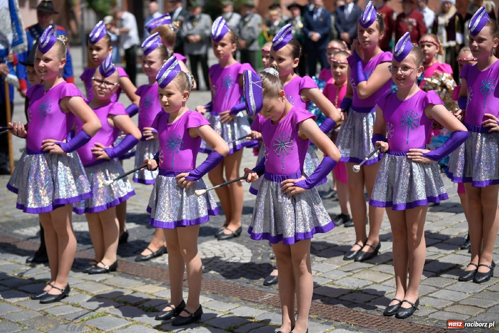 Zdjęcie w galerii na portalu naszraciborz.pl: Goście ogródków zaskoczeni. Widowisko historyczne w centrum Raciborza [FOTO i WIDEO] wiadomości z regionu