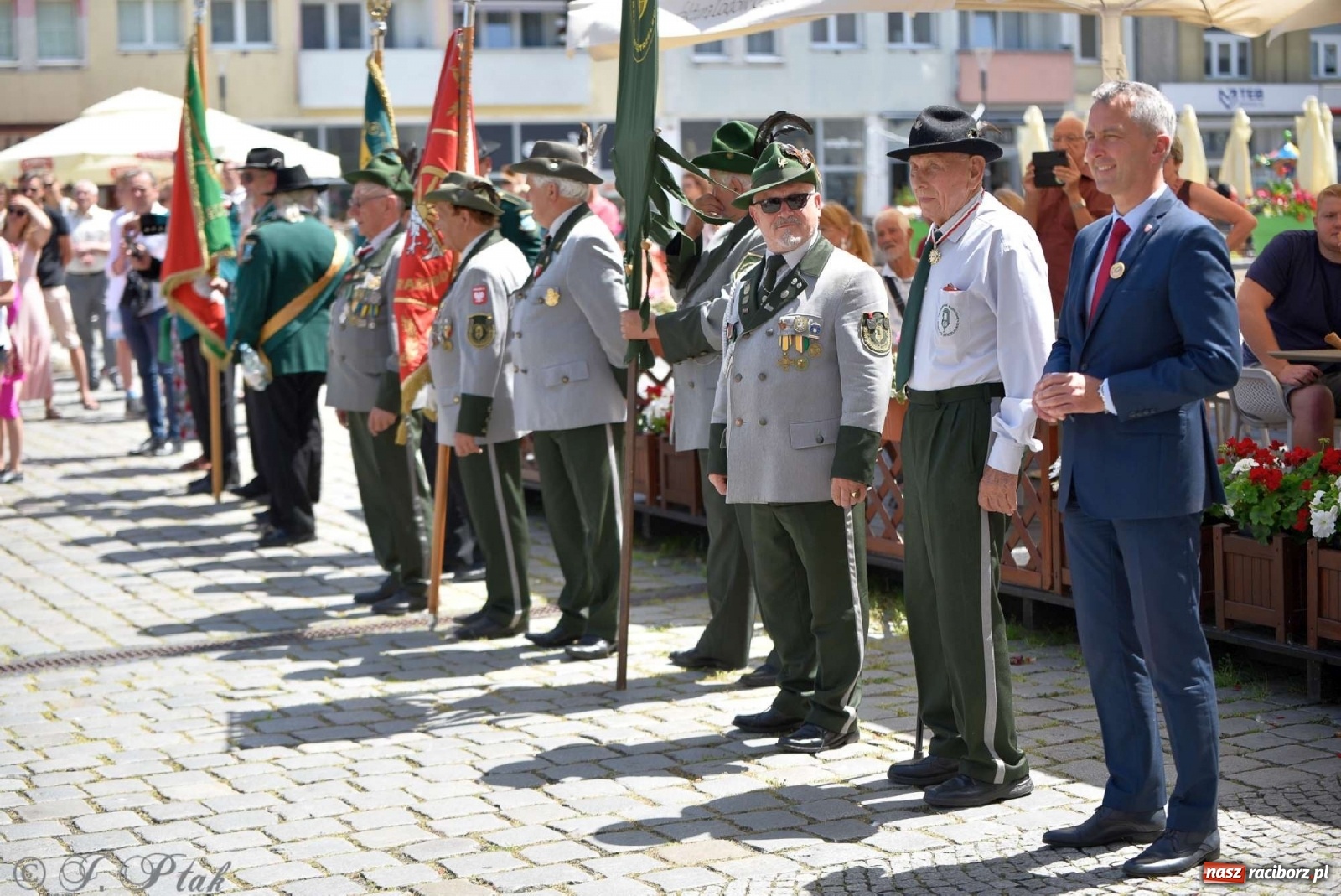 Zdjęcie w galerii na portalu naszraciborz.pl: Goście ogródków zaskoczeni. Widowisko historyczne w centrum Raciborza [FOTO i WIDEO] wiadomości z regionu