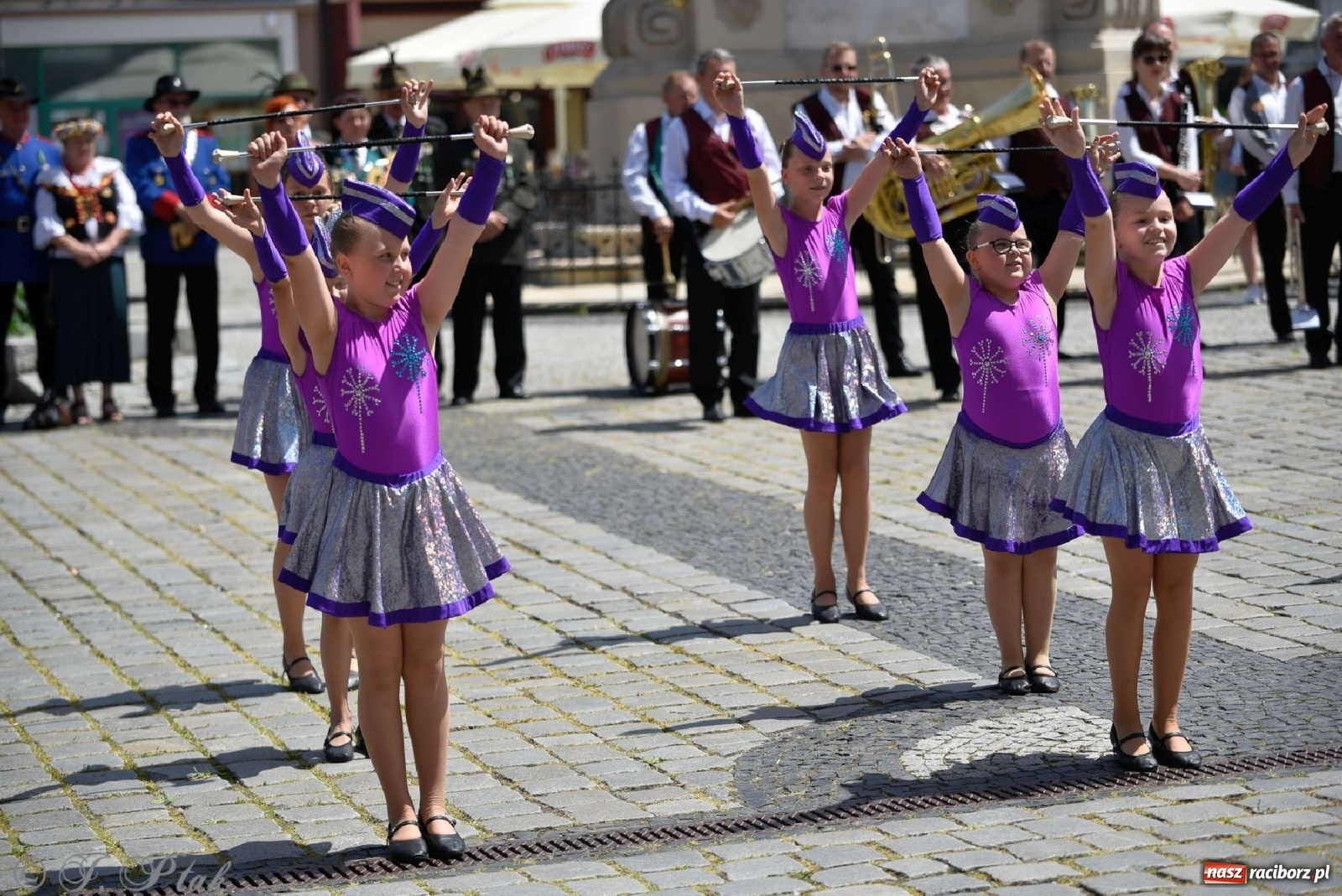 Zdjęcie w galerii na portalu naszraciborz.pl: Goście ogródków zaskoczeni. Widowisko historyczne w centrum Raciborza [FOTO i WIDEO] wiadomości z regionu