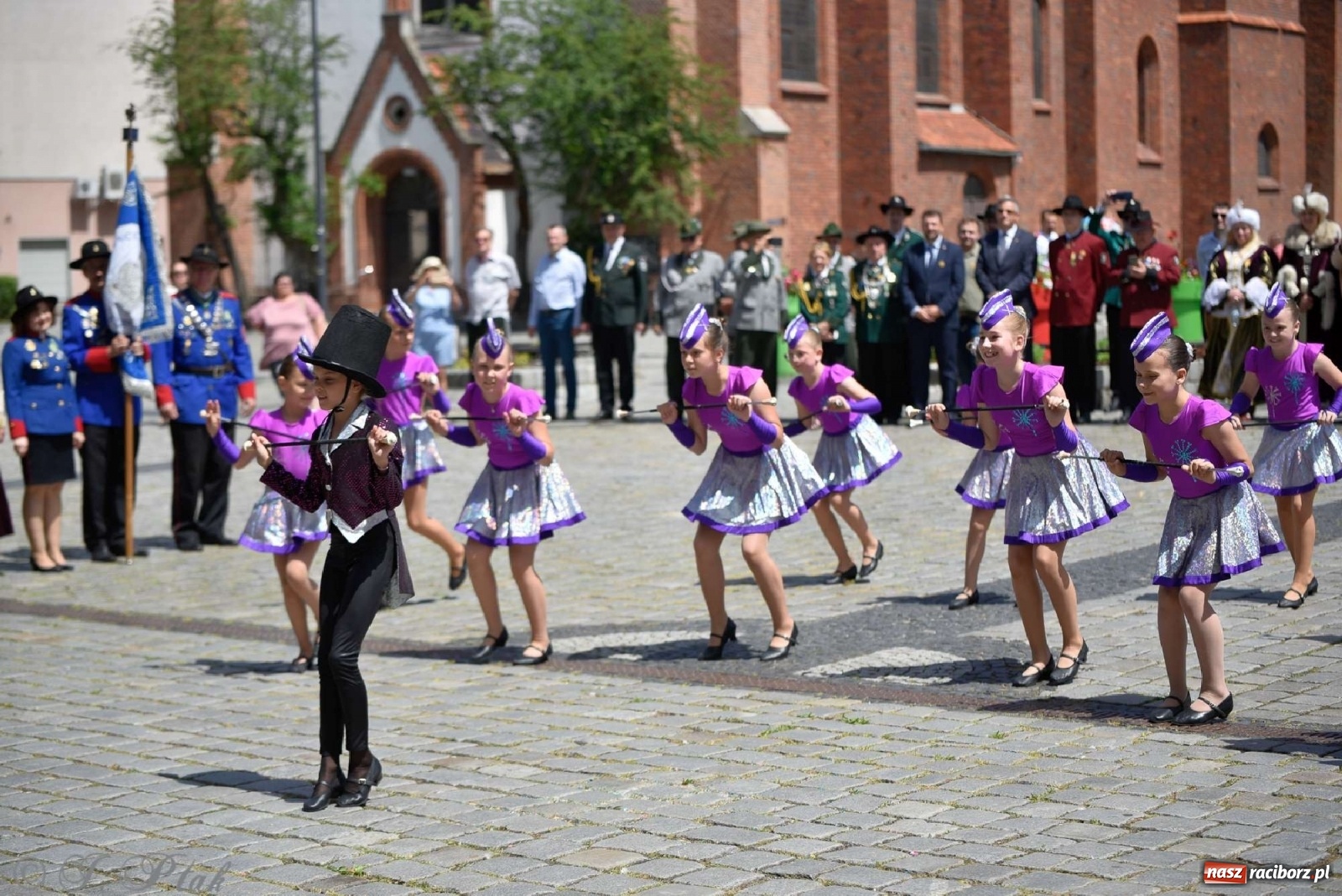 Zdjęcie w galerii na portalu naszraciborz.pl: Goście ogródków zaskoczeni. Widowisko historyczne w centrum Raciborza [FOTO i WIDEO] wiadomości z regionu
