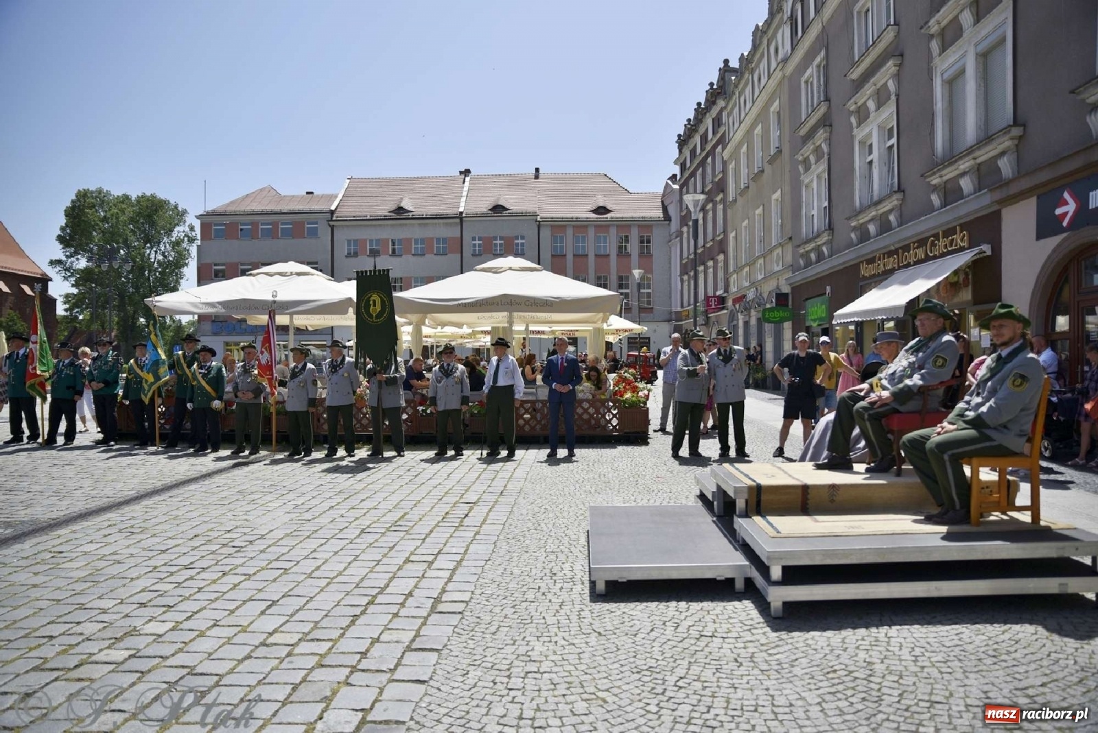 Zdjęcie w galerii na portalu naszraciborz.pl: Goście ogródków zaskoczeni. Widowisko historyczne w centrum Raciborza [FOTO i WIDEO] wiadomości z regionu