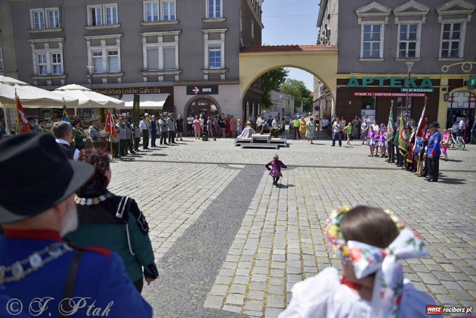 Zdjęcie w galerii na portalu naszraciborz.pl: Goście ogródków zaskoczeni. Widowisko historyczne w centrum Raciborza [FOTO i WIDEO] wiadomości z regionu