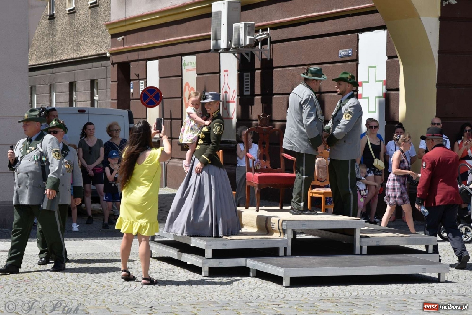 Zdjęcie w galerii na portalu naszraciborz.pl: Goście ogródków zaskoczeni. Widowisko historyczne w centrum Raciborza [FOTO i WIDEO] wiadomości z regionu