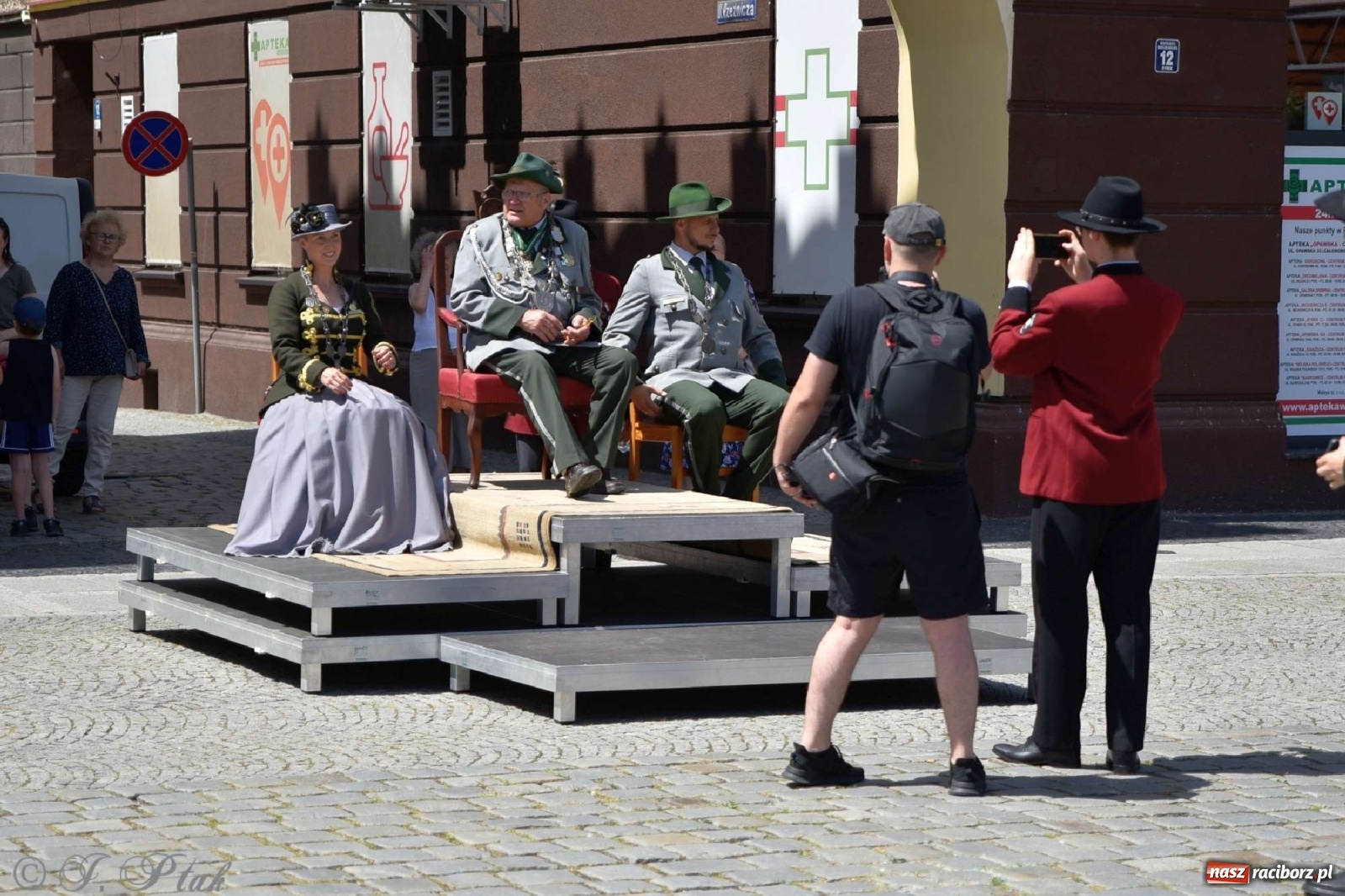 Zdjęcie w galerii na portalu naszraciborz.pl: Goście ogródków zaskoczeni. Widowisko historyczne w centrum Raciborza [FOTO i WIDEO] wiadomości z regionu