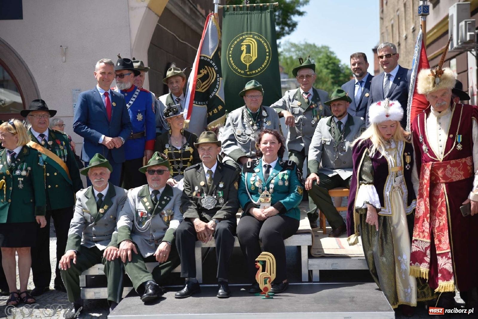 Zdjęcie w galerii na portalu naszraciborz.pl: Goście ogródków zaskoczeni. Widowisko historyczne w centrum Raciborza [FOTO i WIDEO] wiadomości z regionu