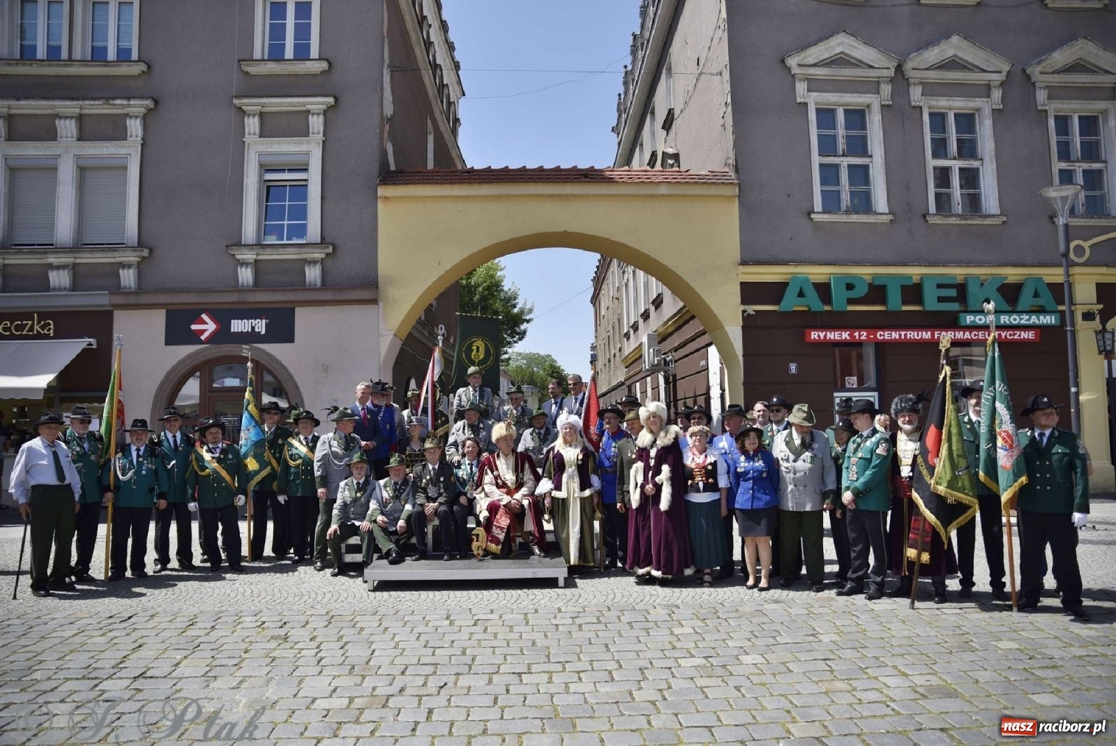 Zdjęcie w galerii na portalu naszraciborz.pl: Goście ogródków zaskoczeni. Widowisko historyczne w centrum Raciborza [FOTO i WIDEO] wiadomości z regionu