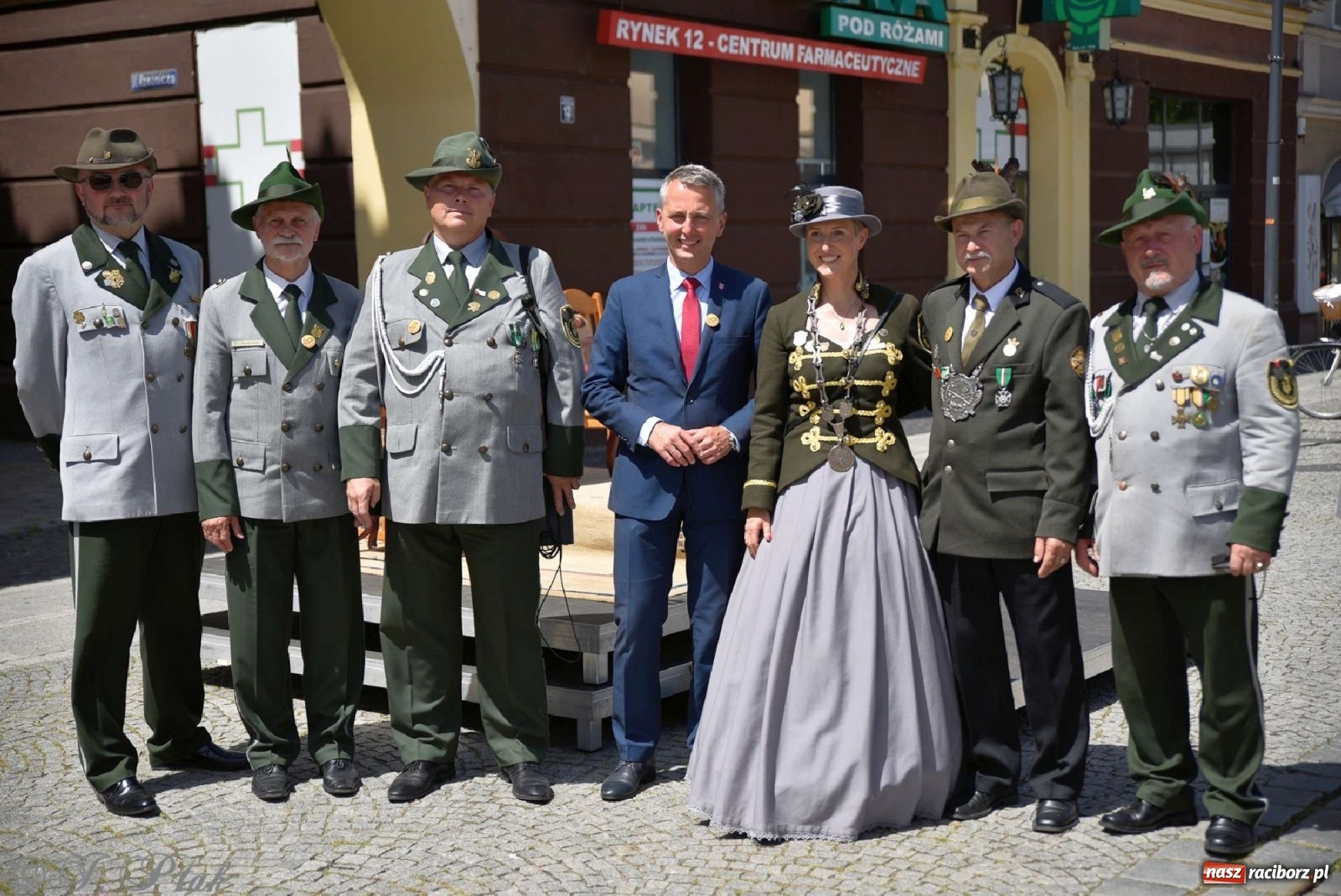 Zdjęcie w galerii na portalu naszraciborz.pl: Goście ogródków zaskoczeni. Widowisko historyczne w centrum Raciborza [FOTO i WIDEO] wiadomości z regionu
