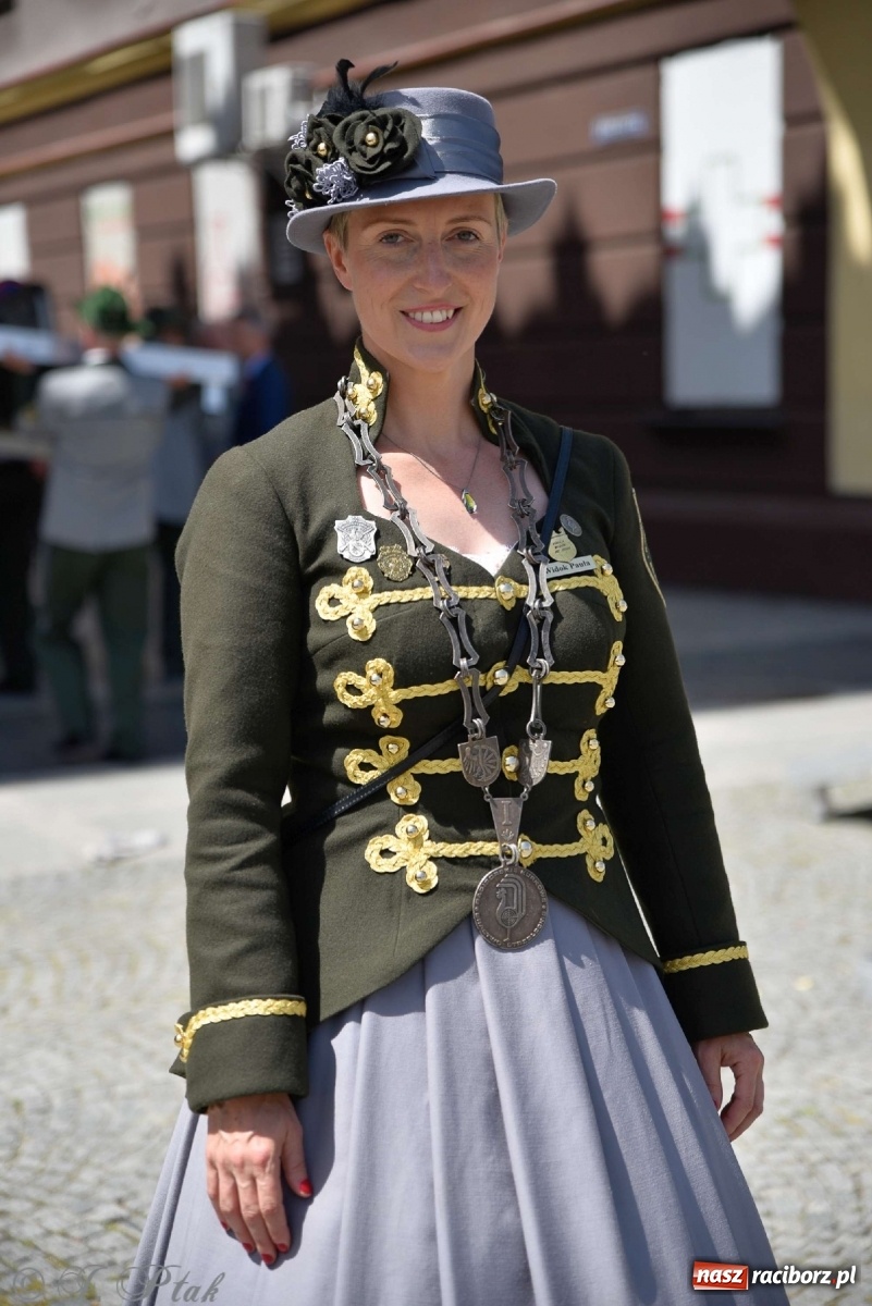 Zdjęcie w galerii na portalu naszraciborz.pl: Goście ogródków zaskoczeni. Widowisko historyczne w centrum Raciborza [FOTO i WIDEO] wiadomości z regionu