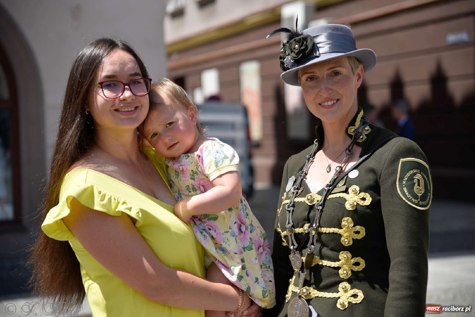 Zdjęcie w galerii na portalu naszraciborz.pl: Goście ogródków zaskoczeni. Widowisko historyczne w centrum Raciborza [FOTO i WIDEO] wiadomości z regionu