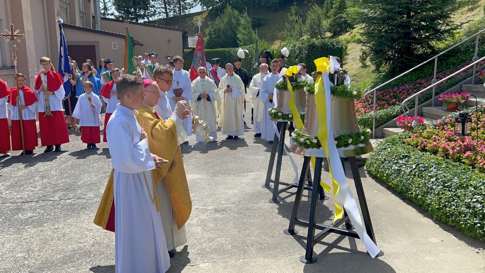Zdjęcie w galerii na portalu naszraciborz.pl: 50-lecie parafii w Owsiszczach. Biskup poświęcił dzwony wiadomości z regionu