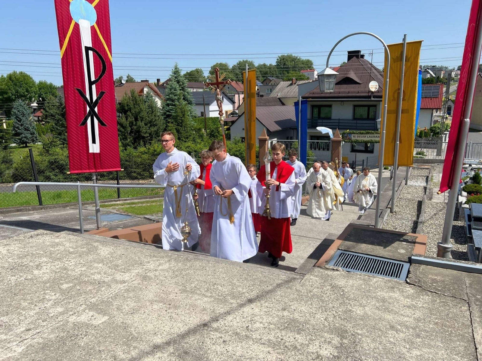 Zdjęcie w galerii na portalu naszraciborz.pl: 50-lecie parafii w Owsiszczach. Biskup poświęcił dzwony wiadomości z regionu