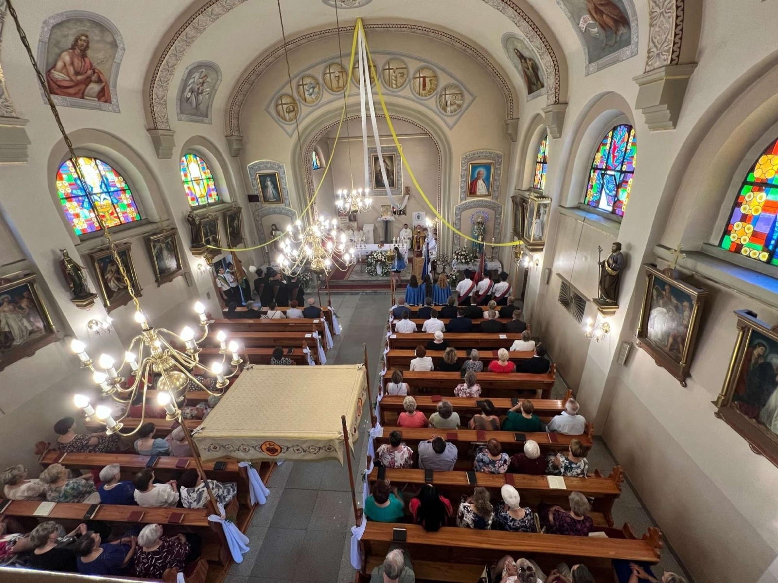 Zdjęcie w galerii na portalu naszraciborz.pl: 50-lecie parafii w Owsiszczach. Biskup poświęcił dzwony wiadomości z regionu