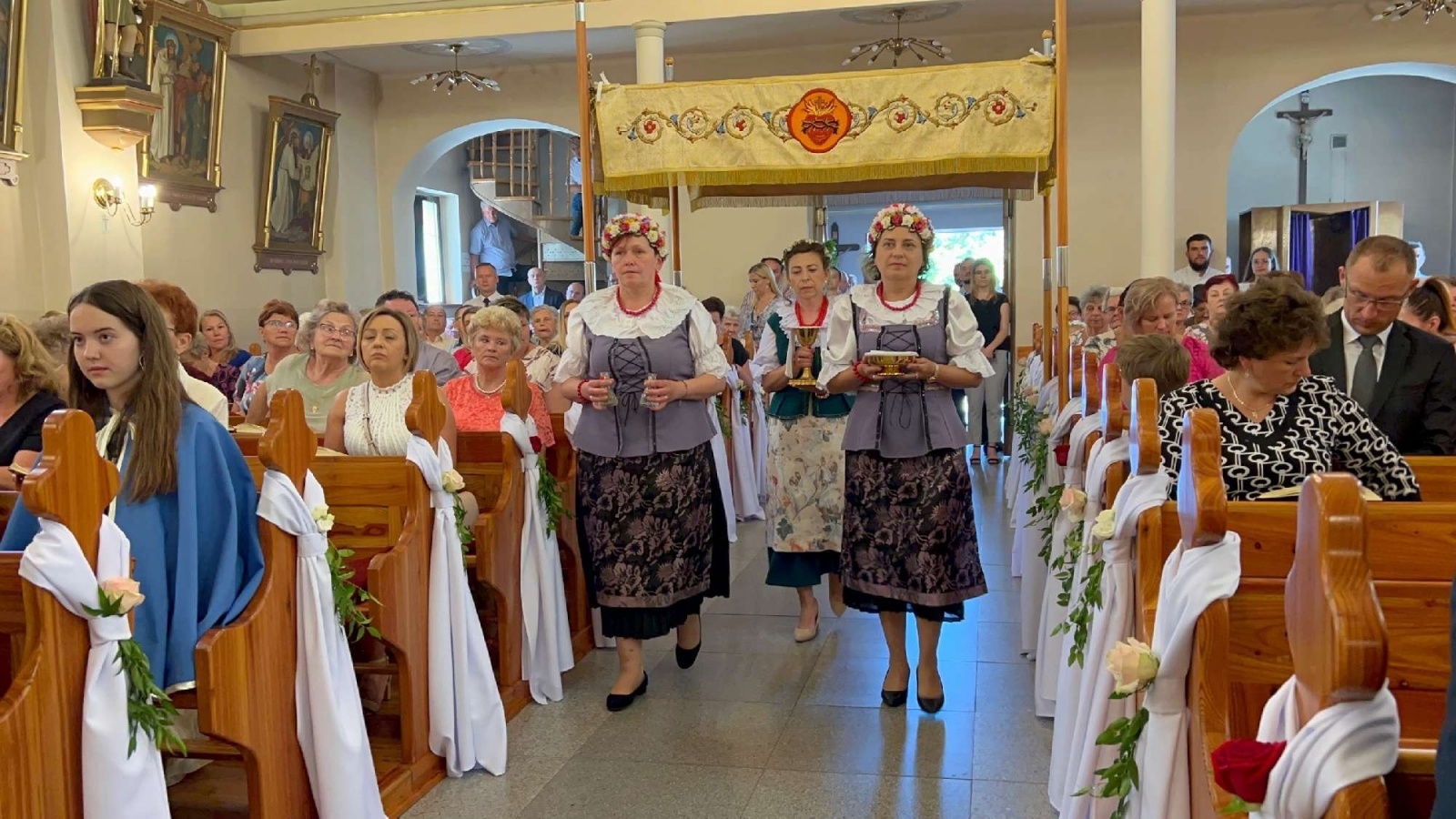 Zdjęcie w galerii na portalu naszraciborz.pl: 50-lecie parafii w Owsiszczach. Biskup poświęcił dzwony wiadomości z regionu