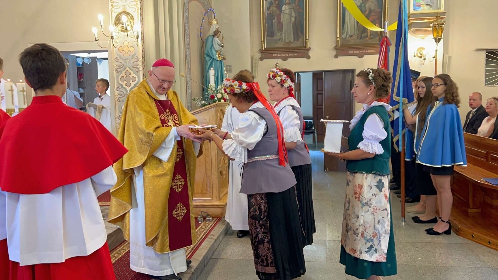 Zdjęcie w galerii na portalu naszraciborz.pl: 50-lecie parafii w Owsiszczach. Biskup poświęcił dzwony wiadomości z regionu