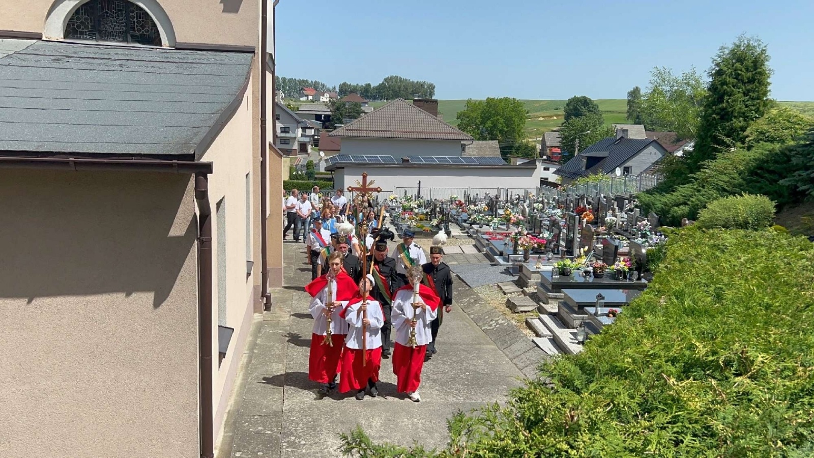 Zdjęcie w galerii na portalu naszraciborz.pl: 50-lecie parafii w Owsiszczach. Biskup poświęcił dzwony wiadomości z regionu