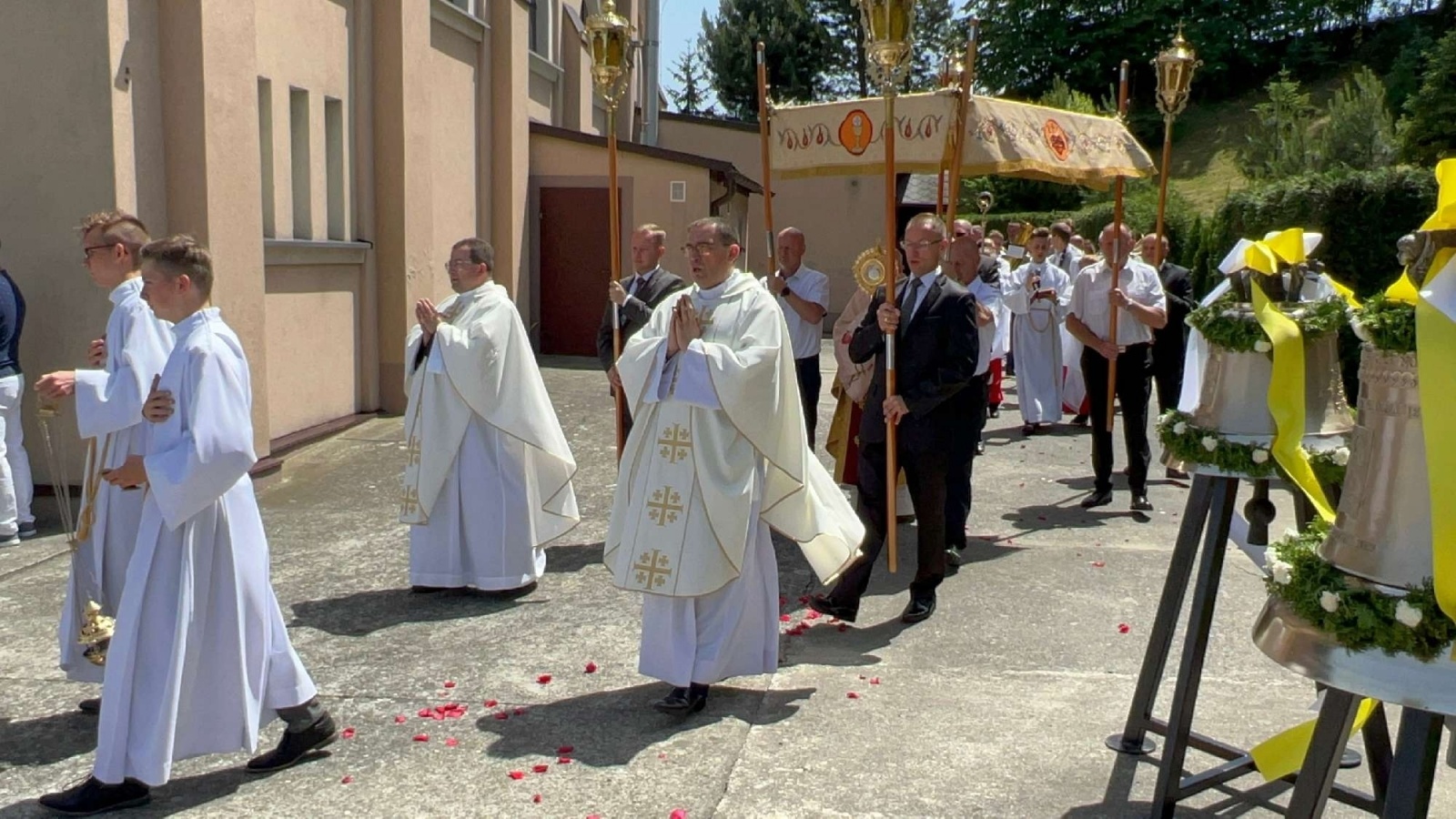Zdjęcie w galerii na portalu naszraciborz.pl: 50-lecie parafii w Owsiszczach. Biskup poświęcił dzwony wiadomości z regionu
