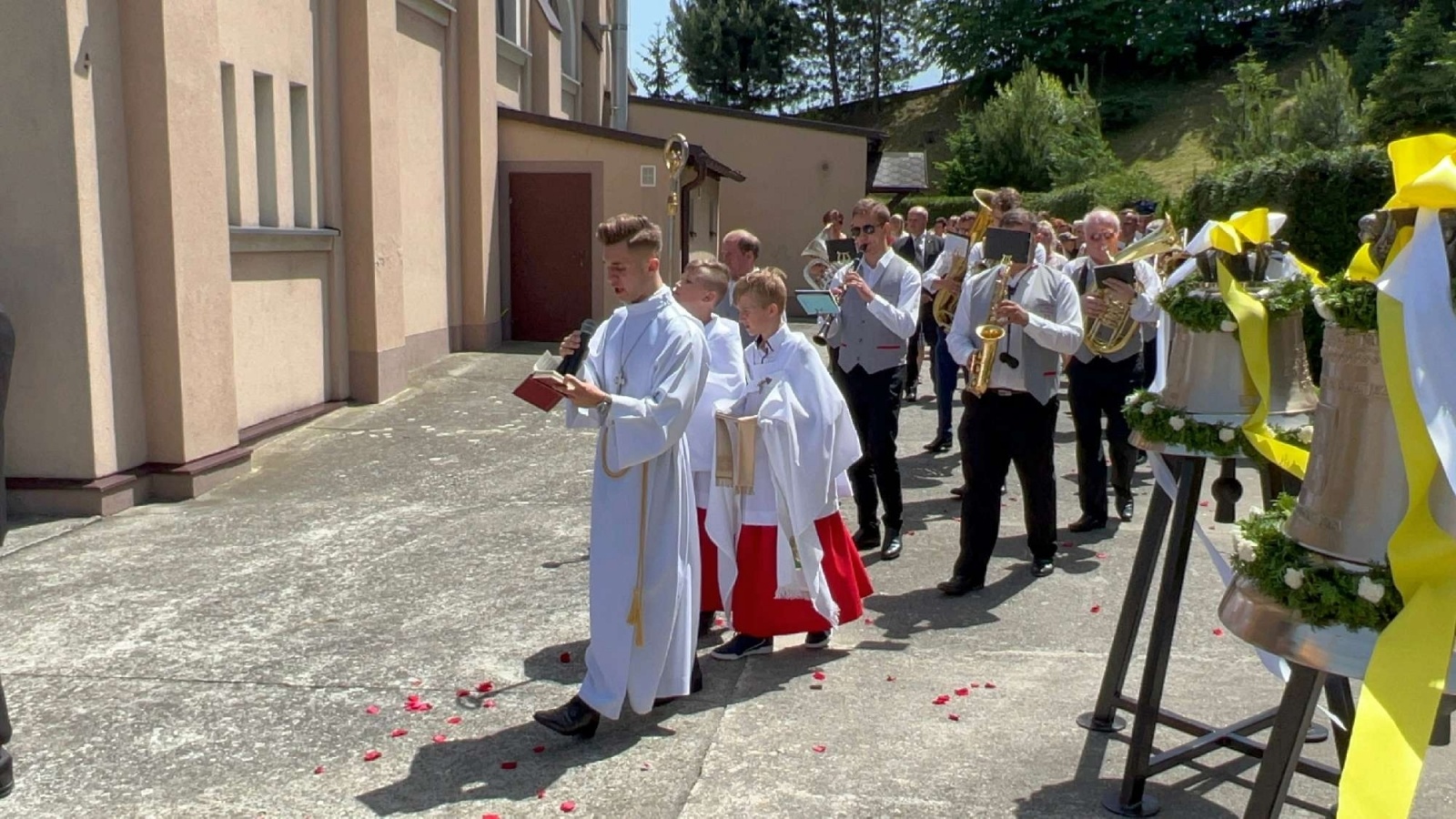 Zdjęcie w galerii na portalu naszraciborz.pl: 50-lecie parafii w Owsiszczach. Biskup poświęcił dzwony wiadomości z regionu