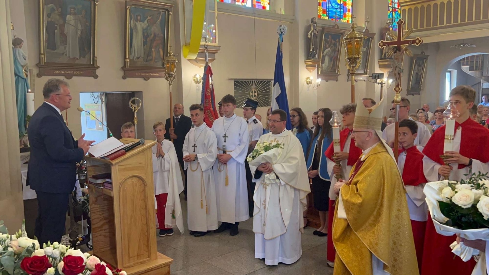 Zdjęcie w galerii na portalu naszraciborz.pl: 50-lecie parafii w Owsiszczach. Biskup poświęcił dzwony wiadomości z regionu