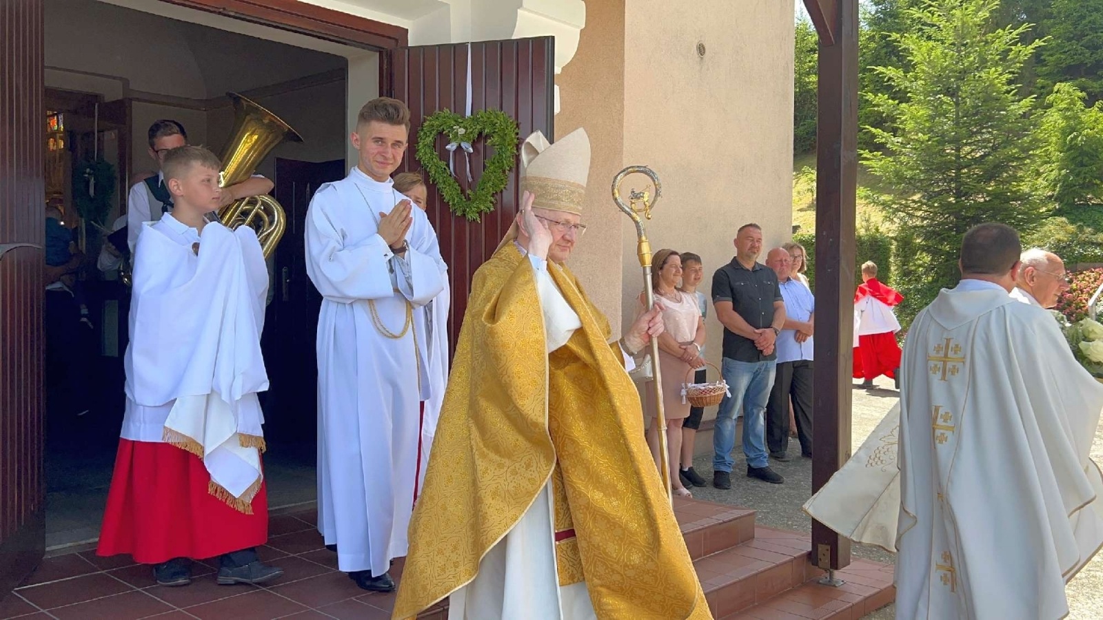 Zdjęcie w galerii na portalu naszraciborz.pl: 50-lecie parafii w Owsiszczach. Biskup poświęcił dzwony wiadomości z regionu