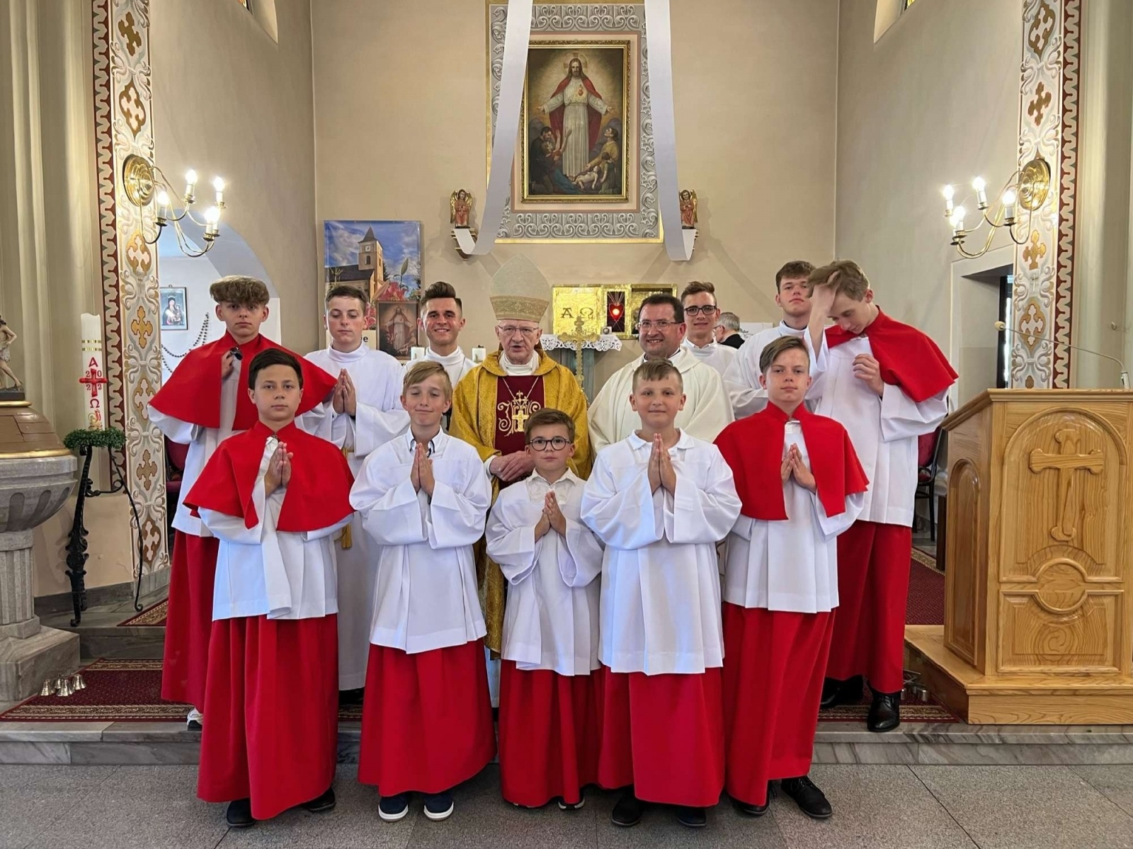 Zdjęcie w galerii na portalu naszraciborz.pl: 50-lecie parafii w Owsiszczach. Biskup poświęcił dzwony wiadomości z regionu