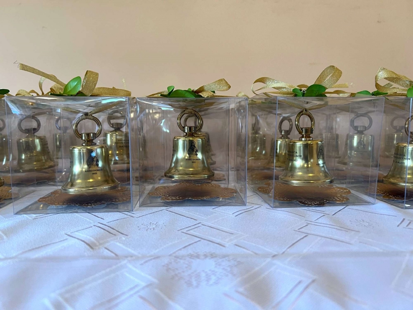 Zdjęcie w galerii na portalu naszraciborz.pl: 50-lecie parafii w Owsiszczach. Biskup poświęcił dzwony wiadomości z regionu