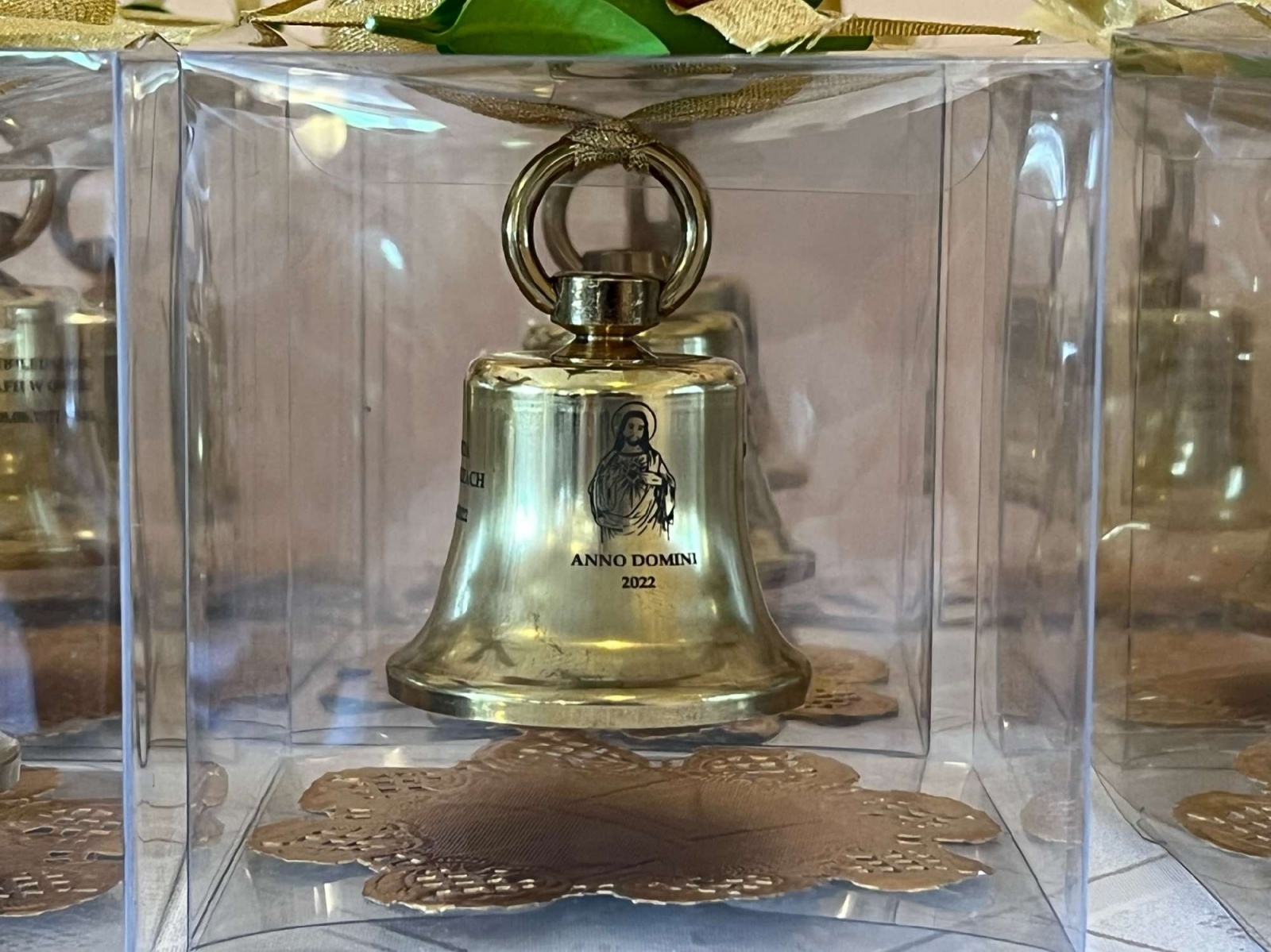 Zdjęcie w galerii na portalu naszraciborz.pl: 50-lecie parafii w Owsiszczach. Biskup poświęcił dzwony wiadomości z regionu