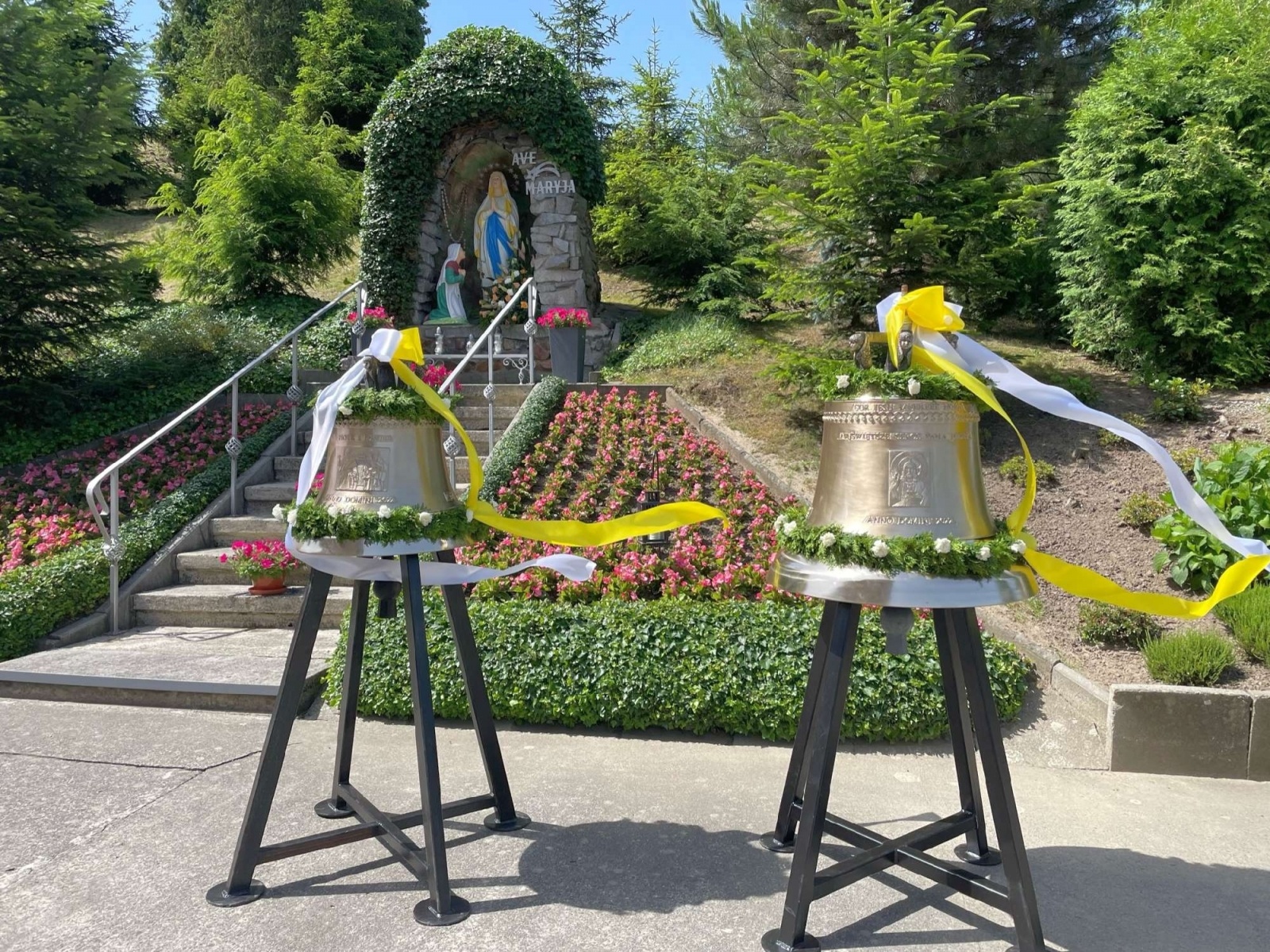 Zdjęcie w galerii na portalu naszraciborz.pl: 50-lecie parafii w Owsiszczach. Biskup poświęcił dzwony wiadomości z regionu