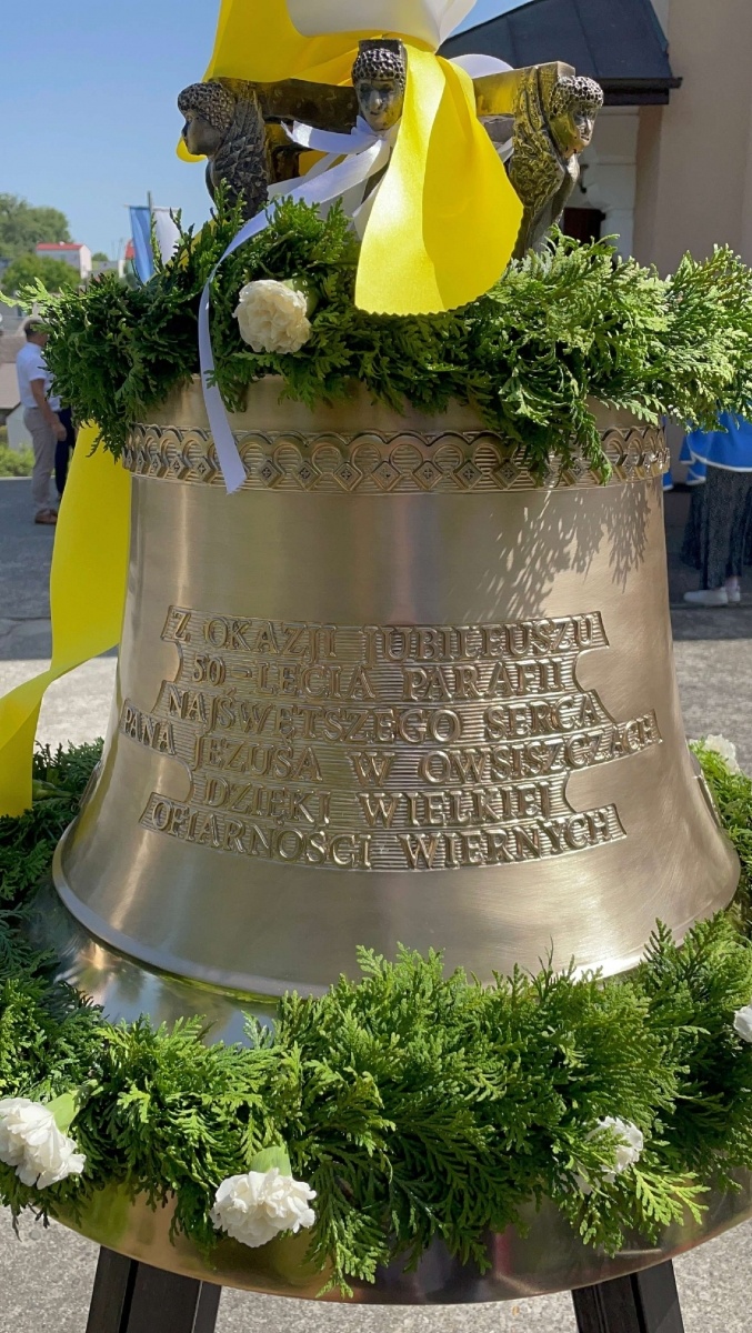 Zdjęcie w galerii na portalu naszraciborz.pl: 50-lecie parafii w Owsiszczach. Biskup poświęcił dzwony wiadomości z regionu