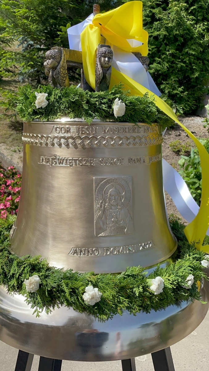 Zdjęcie w galerii na portalu naszraciborz.pl: 50-lecie parafii w Owsiszczach. Biskup poświęcił dzwony wiadomości z regionu