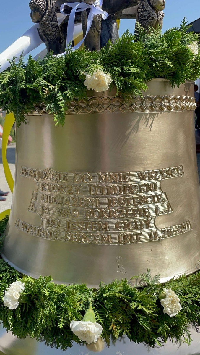 Zdjęcie w galerii na portalu naszraciborz.pl: 50-lecie parafii w Owsiszczach. Biskup poświęcił dzwony wiadomości z regionu