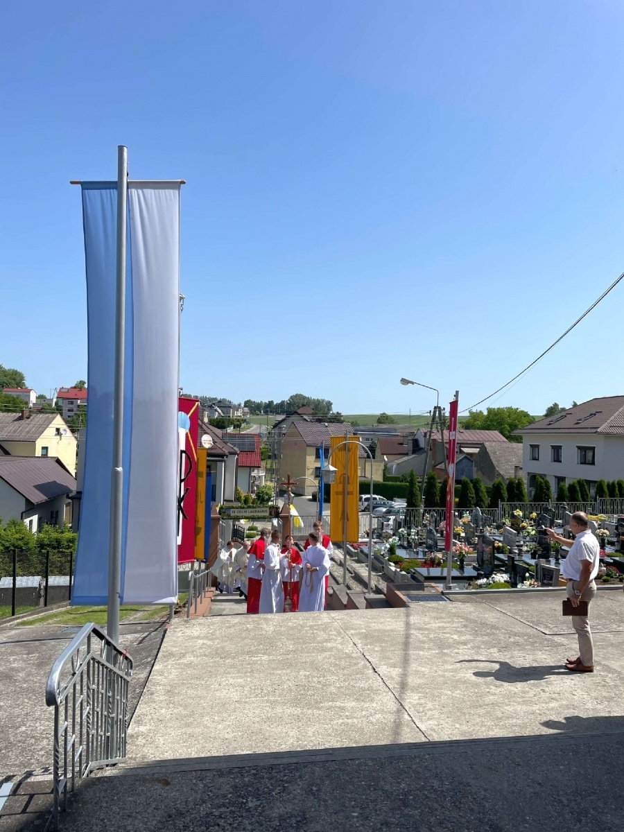 Zdjęcie w galerii na portalu naszraciborz.pl: 50-lecie parafii w Owsiszczach. Biskup poświęcił dzwony wiadomości z regionu