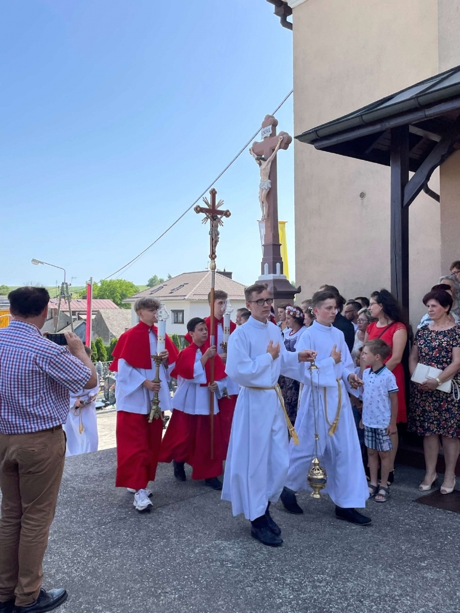 Zdjęcie w galerii na portalu naszraciborz.pl: 50-lecie parafii w Owsiszczach. Biskup poświęcił dzwony wiadomości z regionu