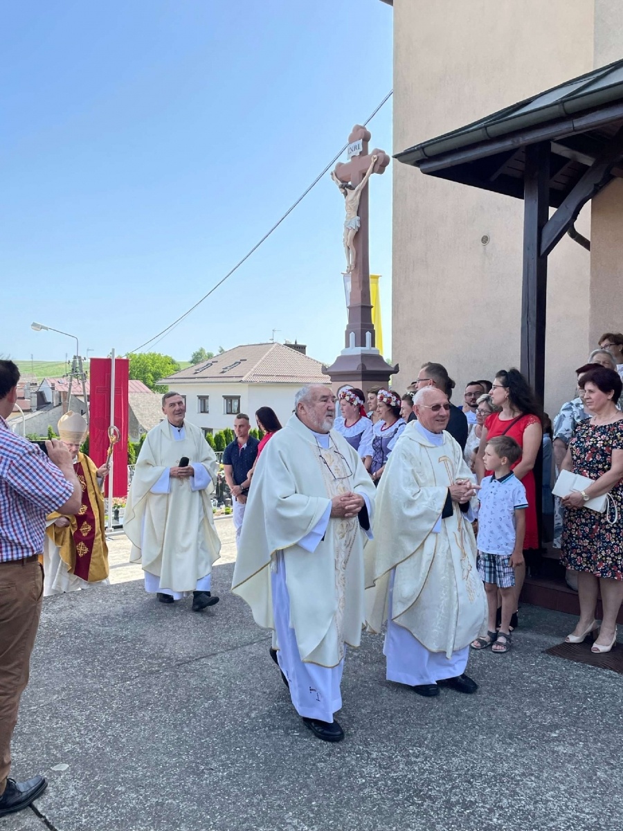 Zdjęcie w galerii na portalu naszraciborz.pl: 50-lecie parafii w Owsiszczach. Biskup poświęcił dzwony wiadomości z regionu