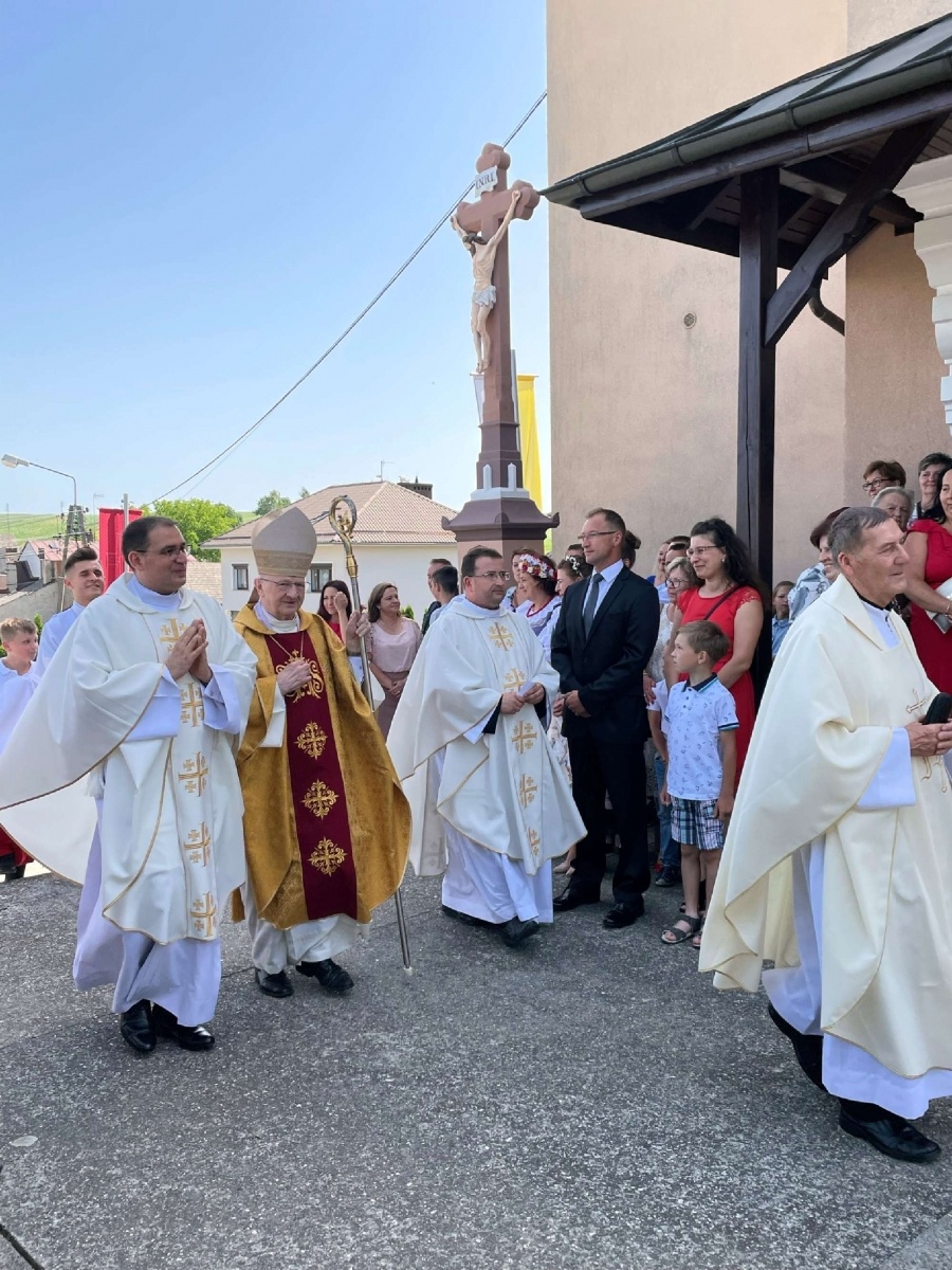 Zdjęcie w galerii na portalu naszraciborz.pl: 50-lecie parafii w Owsiszczach. Biskup poświęcił dzwony wiadomości z regionu