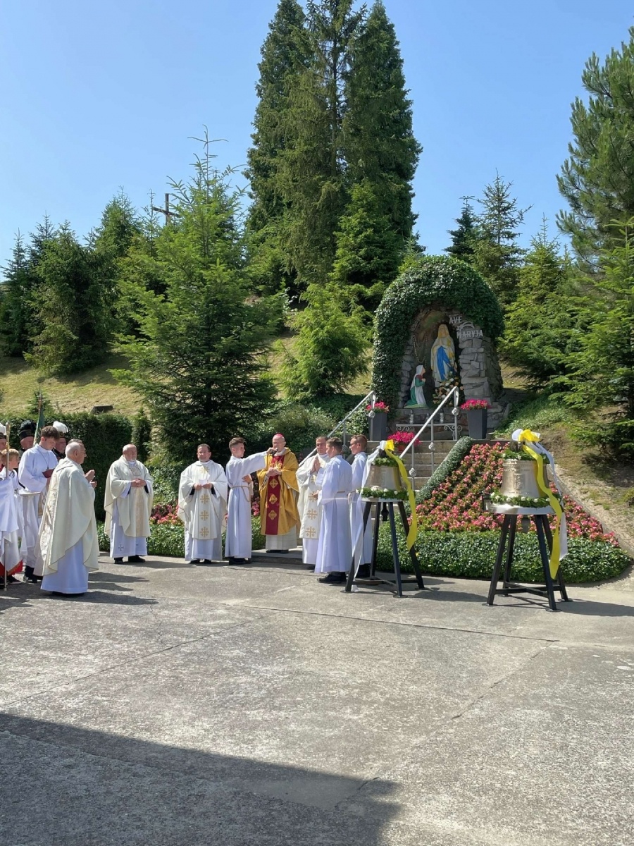 Zdjęcie w galerii na portalu naszraciborz.pl: 50-lecie parafii w Owsiszczach. Biskup poświęcił dzwony wiadomości z regionu
