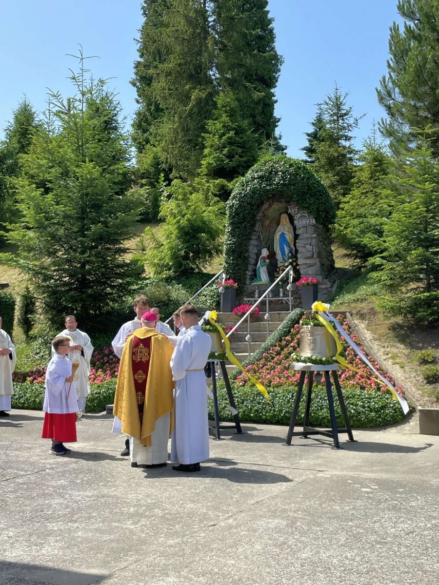 Zdjęcie w galerii na portalu naszraciborz.pl: 50-lecie parafii w Owsiszczach. Biskup poświęcił dzwony wiadomości z regionu