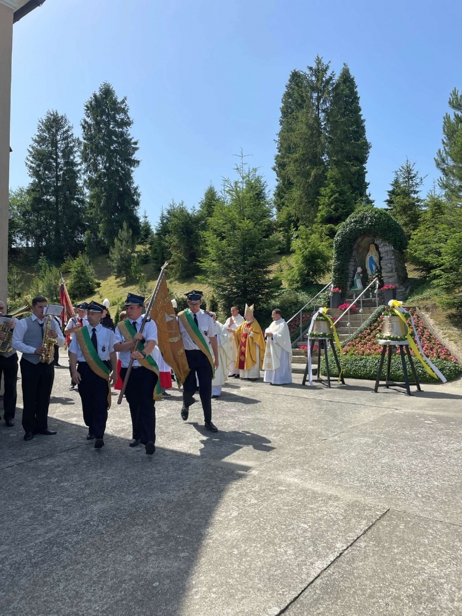 Zdjęcie w galerii na portalu naszraciborz.pl: 50-lecie parafii w Owsiszczach. Biskup poświęcił dzwony wiadomości z regionu