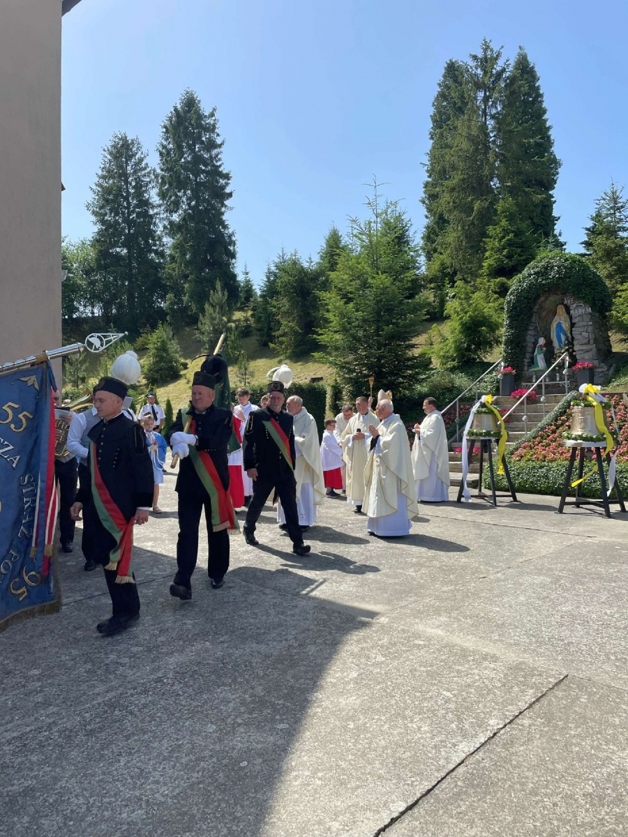 Zdjęcie w galerii na portalu naszraciborz.pl: 50-lecie parafii w Owsiszczach. Biskup poświęcił dzwony wiadomości z regionu