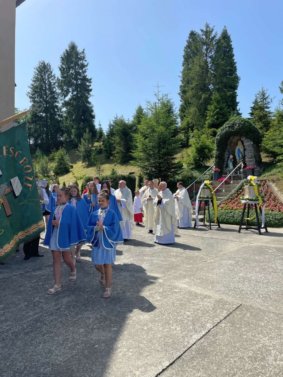 Zdjęcie w galerii na portalu naszraciborz.pl: 50-lecie parafii w Owsiszczach. Biskup poświęcił dzwony wiadomości z regionu